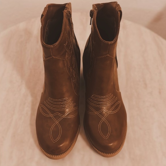 PIZZ ANNU Women’s embroidered western cowboy ankle boots. Size 8. Never worn. - Picture 2 of 5